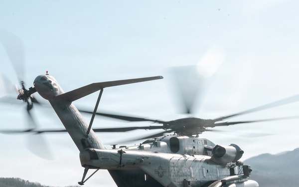 HMH-466, 12th LLB train in external lifts