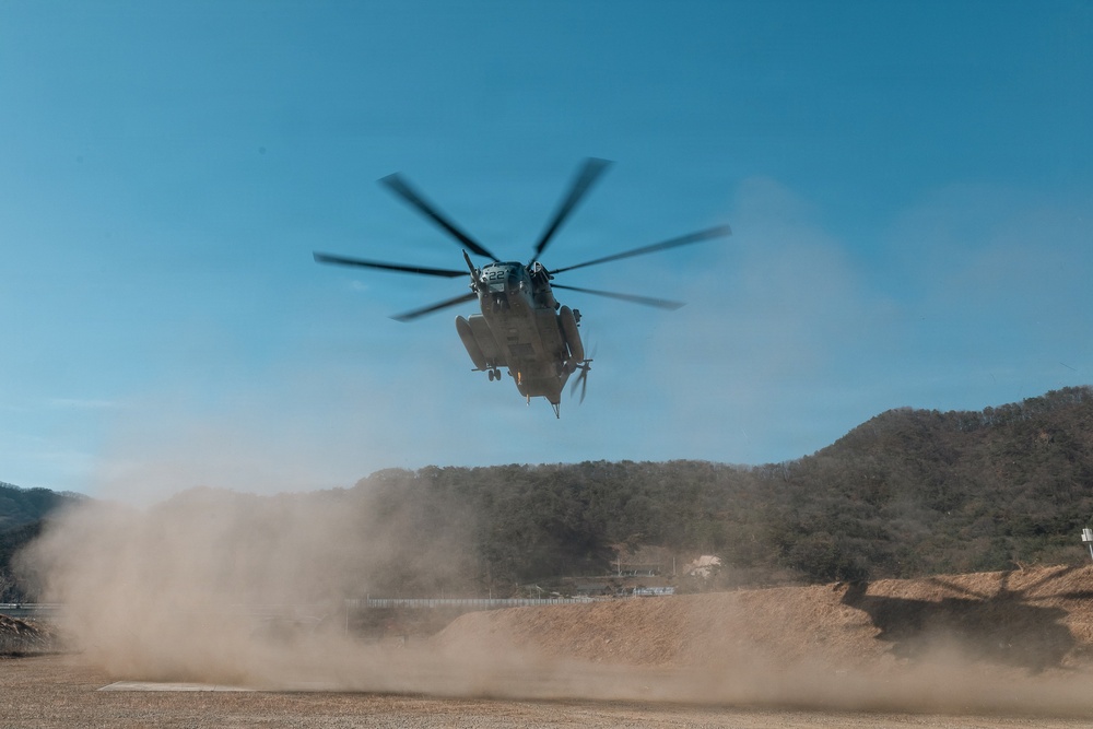 HMH-466, 12th LLB train in external lifts