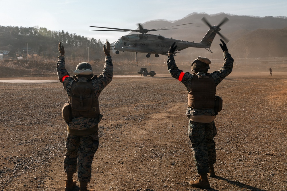 HMH-466, 12th LLB train in external lifts