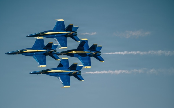 Blue Angels and Thunderbirds take to the skies during Luke Days 2026