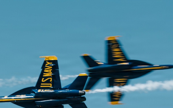 Blue Angels and Thunderbirds take to the skies during Luke Days 2026