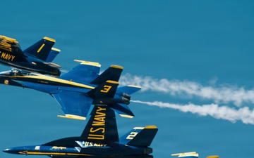 Blue Angels and Thunderbirds take to the skies during Luke Days 2026