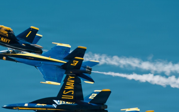 Blue Angels and Thunderbirds take to the skies during Luke Days 2026