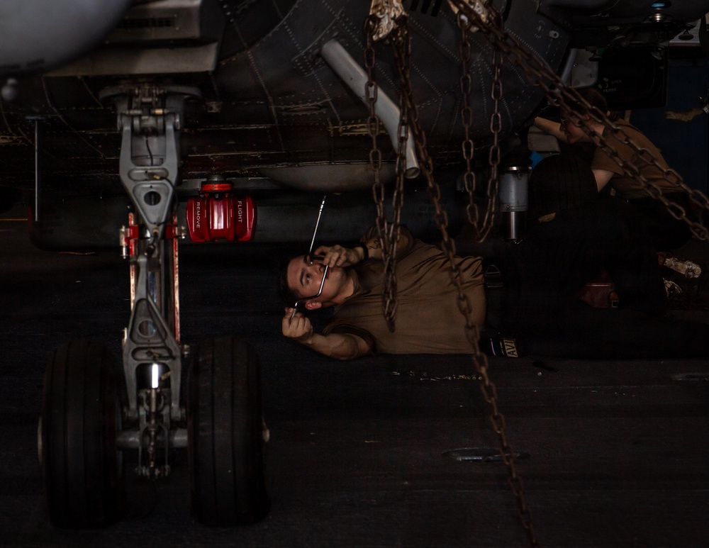 Nimitz Conducts Daily Maintenance