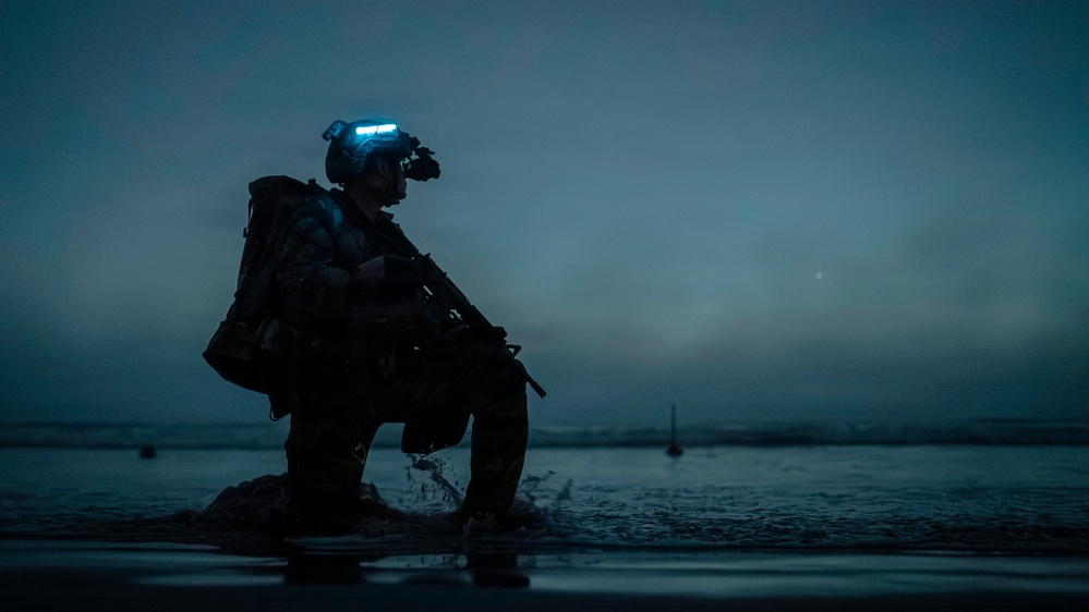 EOD Technicians Conduct Night-time Over-the-Beach Clearance