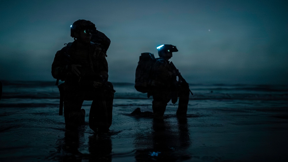 EOD Technicians Conduct Night-time Over-the-Beach Clearance