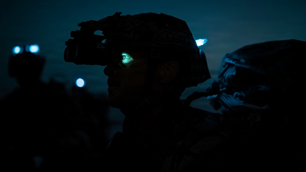 EOD Technicians Conduct Night-time Over-the-Beach Clearance