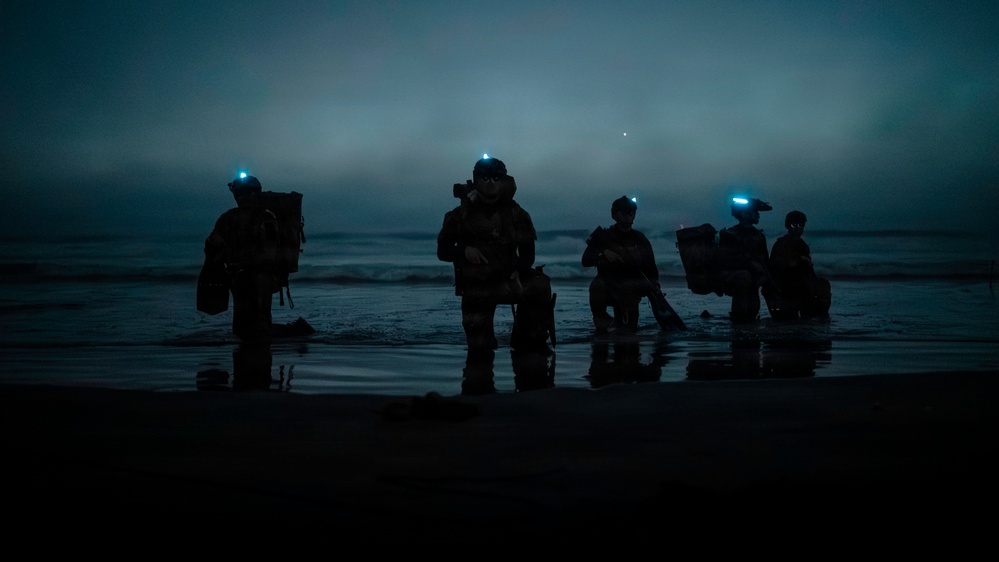 EOD Technicians Conduct Night-time Over-the-Beach Clearance