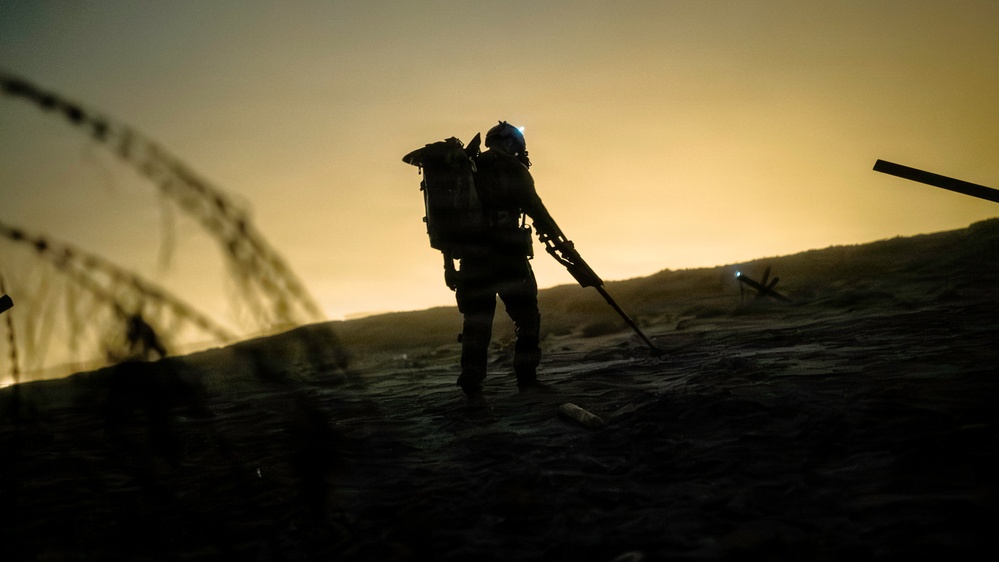 EOD Technicians Conduct Night-time Over-the-Beach Clearance