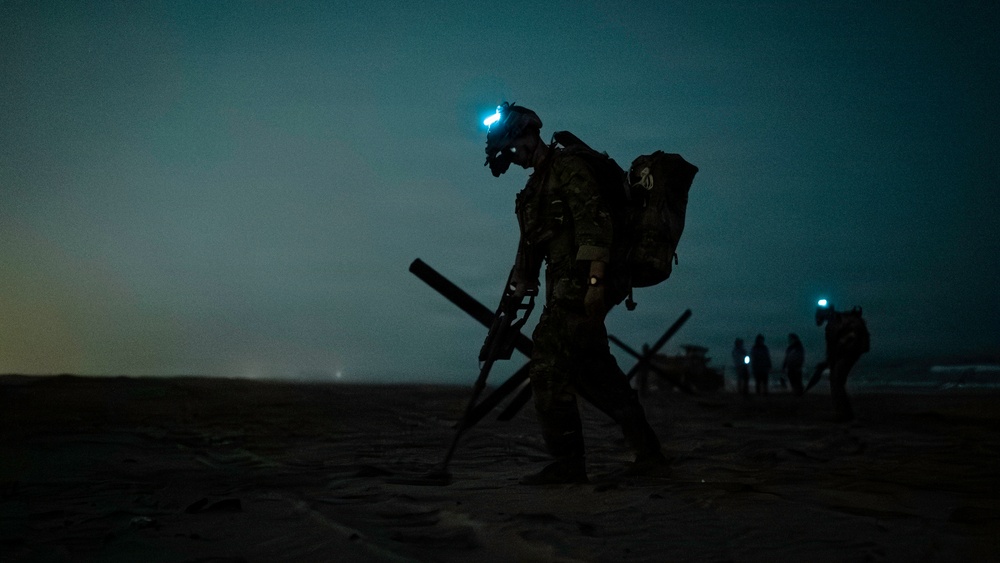 EOD Technicians Conduct Night-time Over-the-Beach Clearance