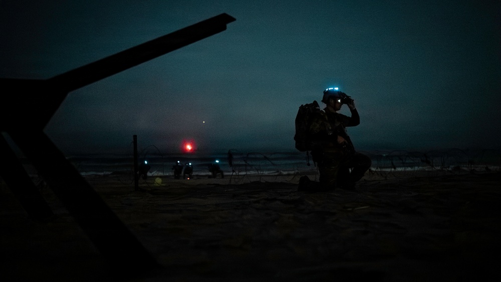 EOD Technicians Conduct Night-time Over-the-Beach Clearance