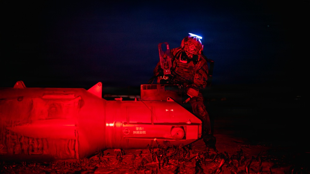 EOD Technicians Conduct Night-time Over-the-Beach Clearance