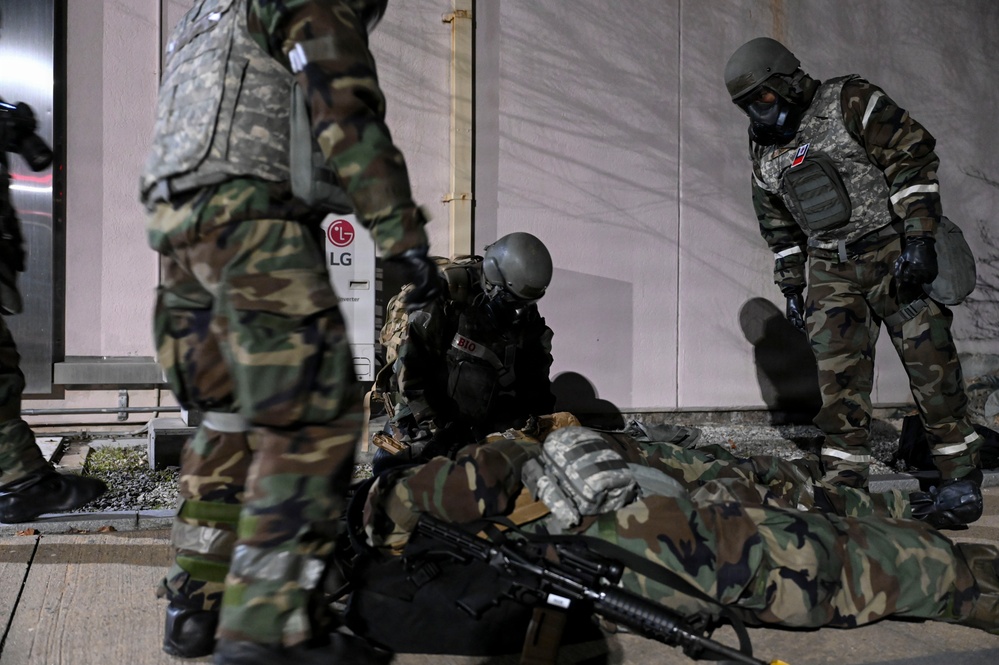 8th CES EOD team clears the blast zone during FS26