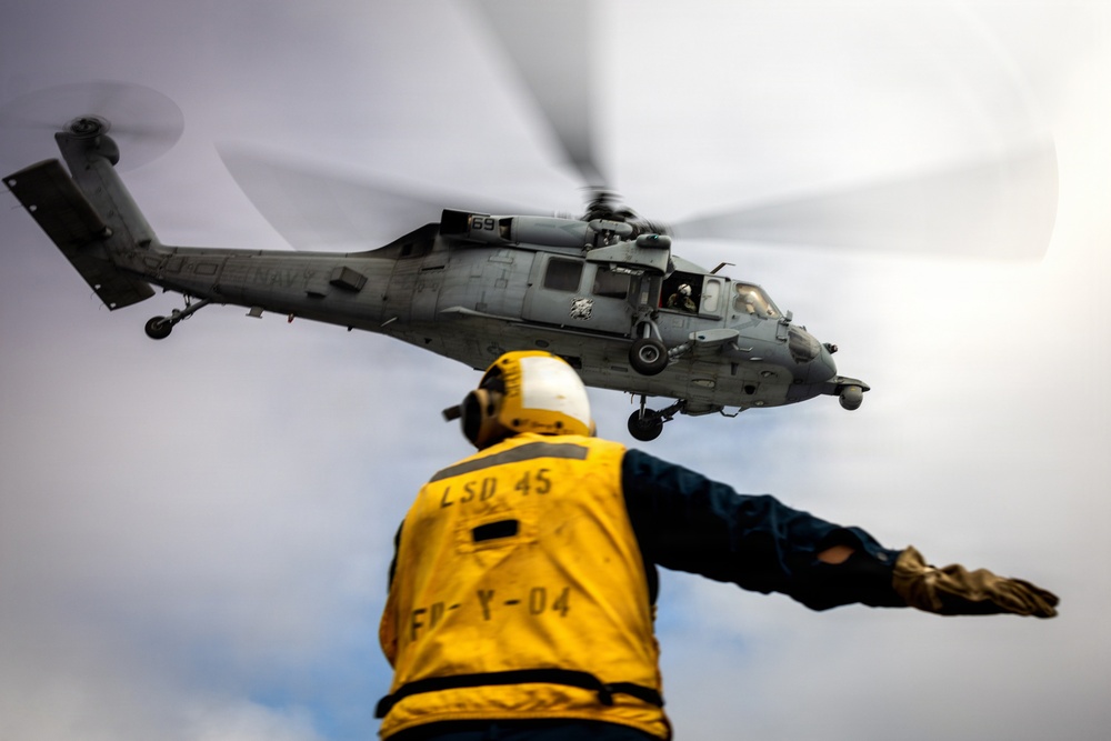 11th MEU Marines, Sailors Conduct Flight Deck Operations Aboard USS Comstock