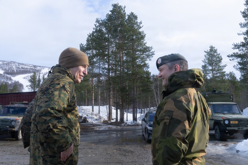 CORE26 | U.S. Marine Corps Commander Coins Norwegian Soldiers at Cold Response 26