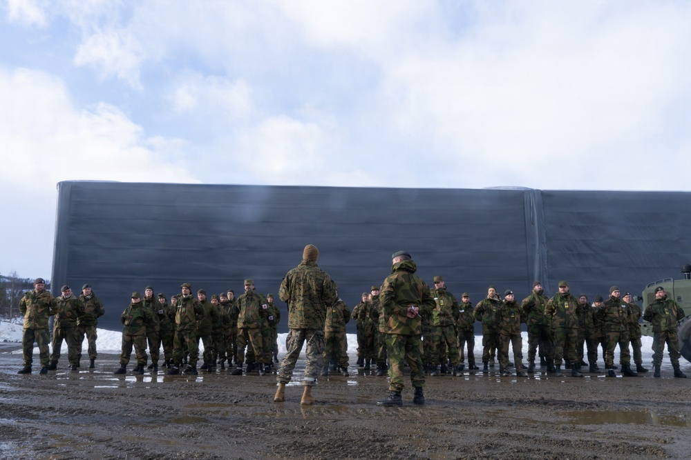 CORE26 | U.S. Marine Corps Commander Coins Norwegian Soldiers at Cold Response 26