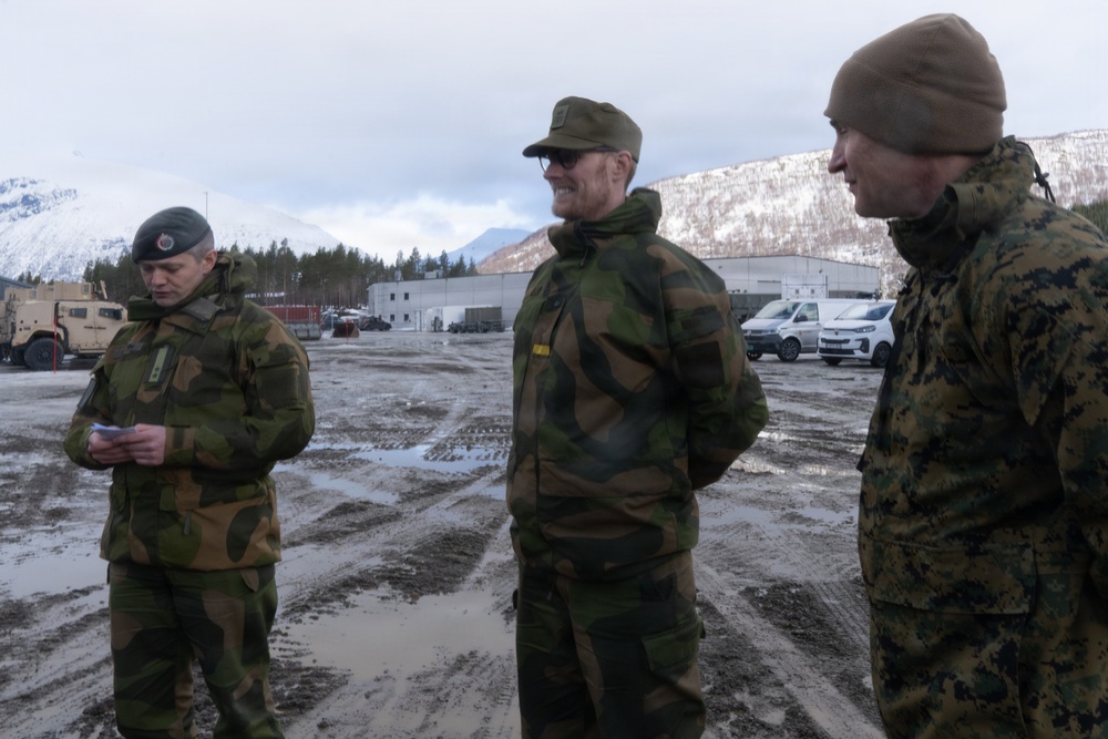 CORE26 | U.S. Marine Corps Commander Coins Norwegian Soldiers at Cold Response 26