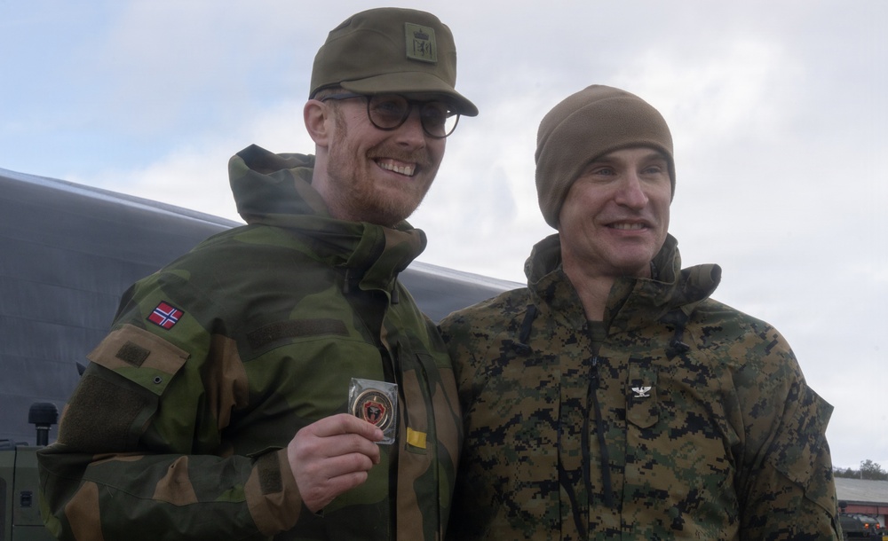 CORE26 | U.S. Marine Corps Commander Coins Norwegian Soldiers at Cold Response 26