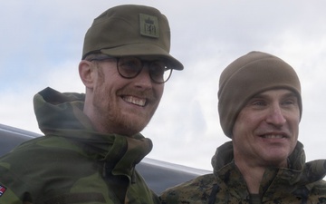 CORE26 | U.S. Marine Corps Commander Coins Norwegian Soldiers at Cold Response 26