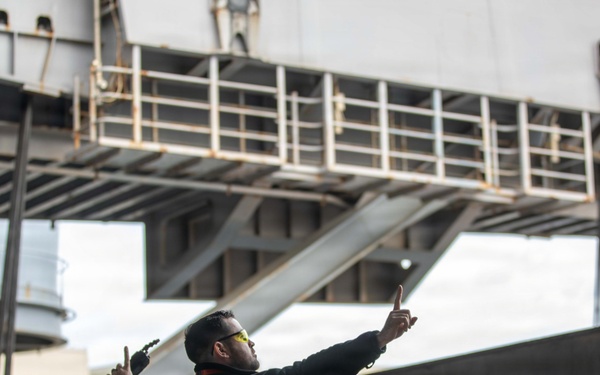 Ike Conducts Planned Incremental Availability maintenance period