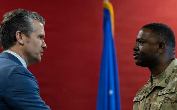 POTUS, SW Participate in Memphis Making America Safe Again Roundtable, SW Meets with Air Guard Troops