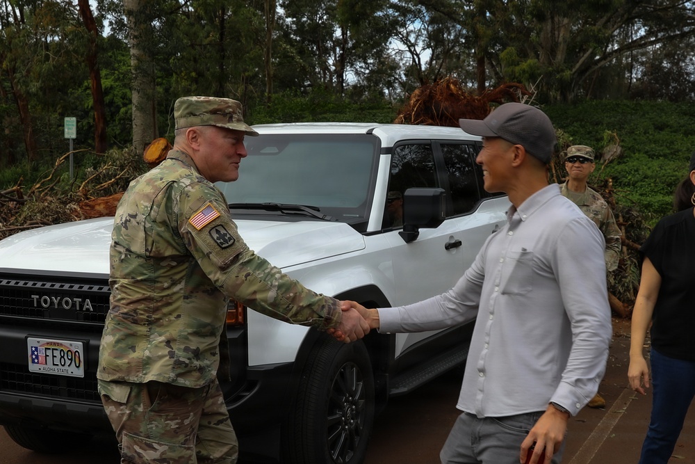 Governor, Adjutant General and state officials evaluate Waialua flood recovery