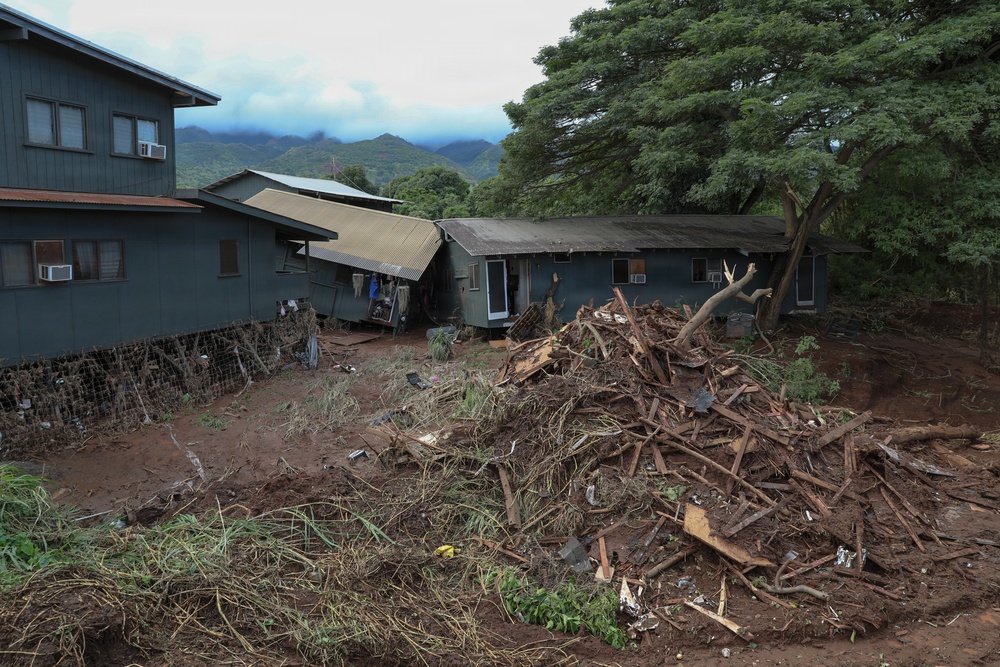 Governor, Adjutant General and state officials evaluate Waialua flood recovery