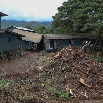 Governor, Adjutant General and state officials evaluate Waialua flood recovery