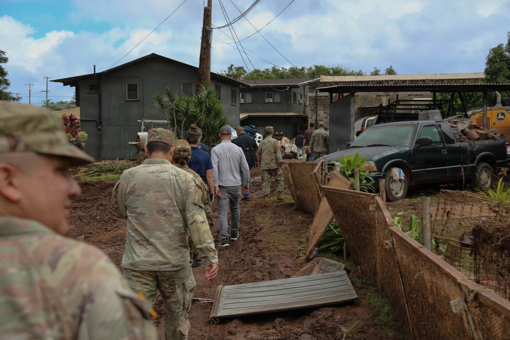Governor, Adjutant General and state officials evaluate Waialua flood recovery