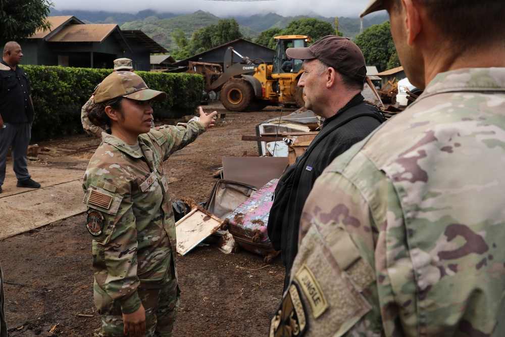 Governor, Adjutant General and state officials evaluate Waialua flood recovery