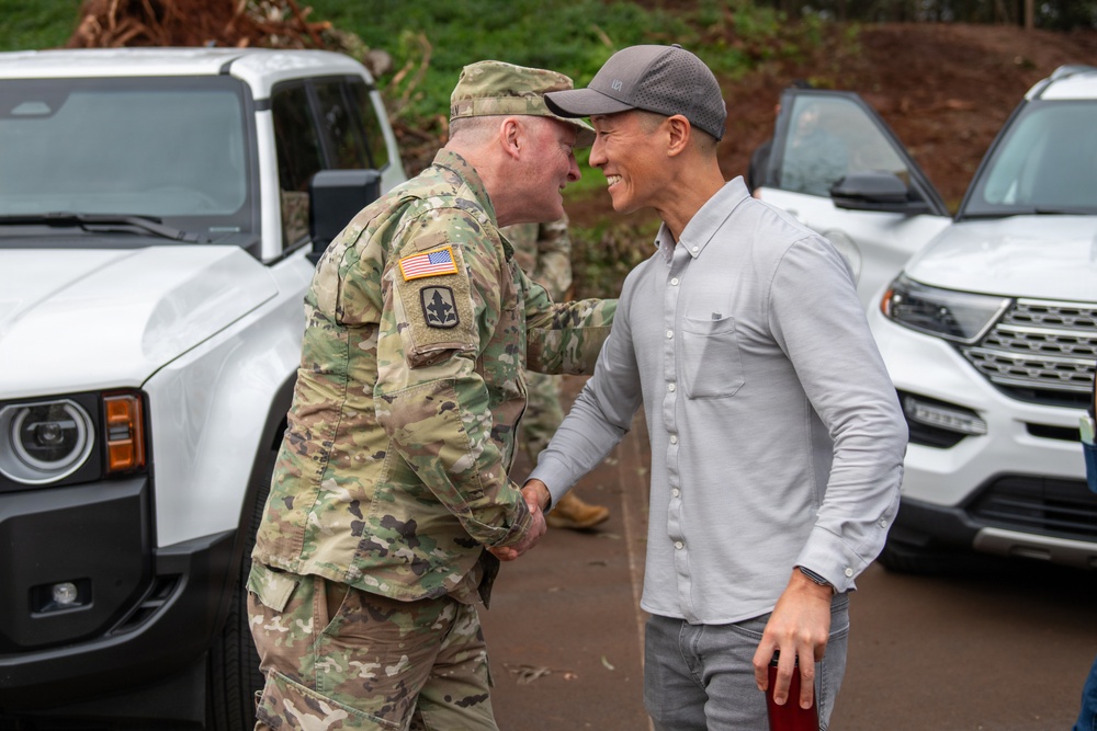 Governor, Adjutant General and state officials evaluate Waialua flood recovery