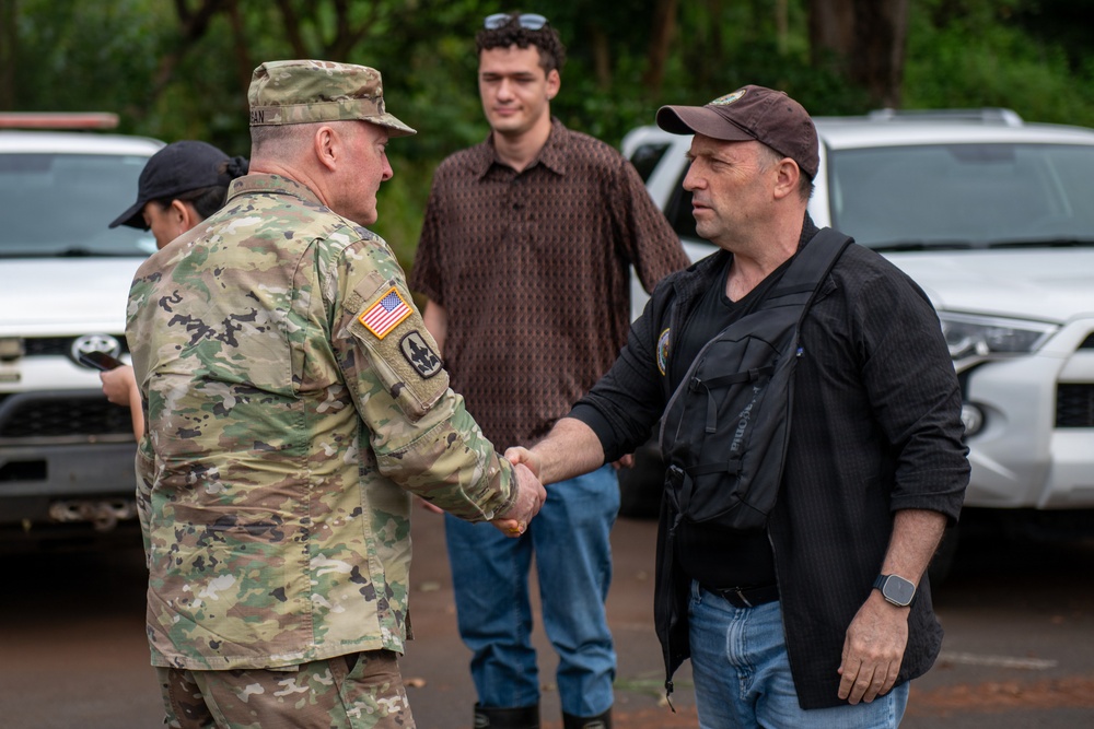 Governor, Adjutant General and state officials evaluate Waialua flood recovery