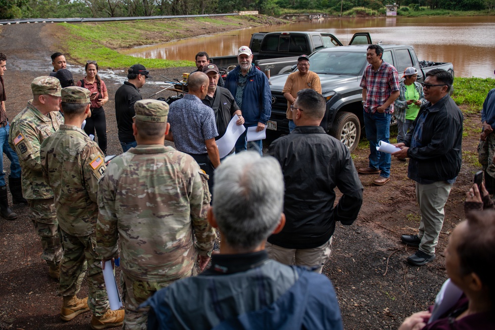 Governor, Adjutant General and state officials evaluate Waialua flood recovery