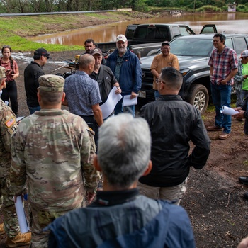 Governor, Adjutant General and state officials evaluate Waialua flood recovery