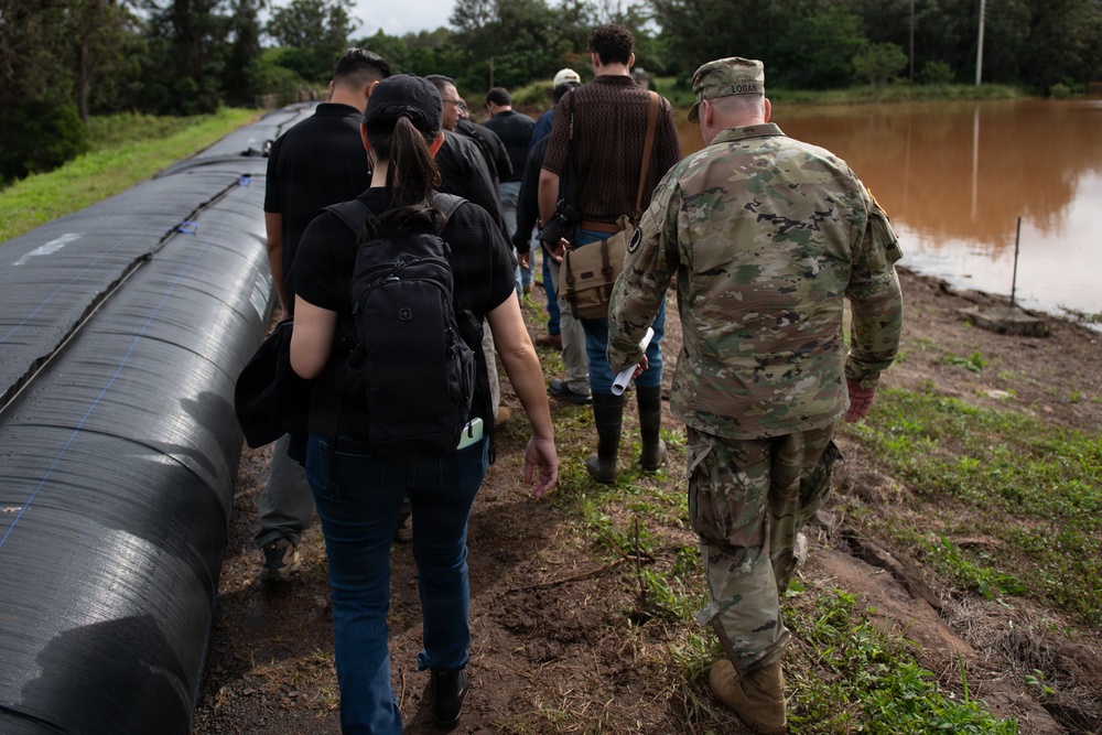 Governor, Adjutant General and state officials evaluate Waialua flood recovery