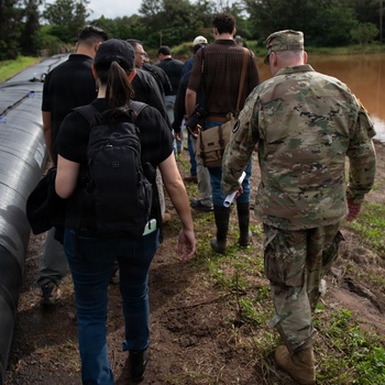 Governor, Adjutant General and state officials evaluate Waialua flood recovery