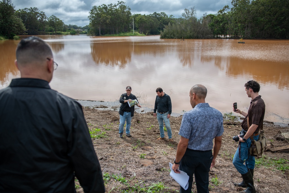 Governor, Adjutant General and state officials evaluate Waialua flood recovery