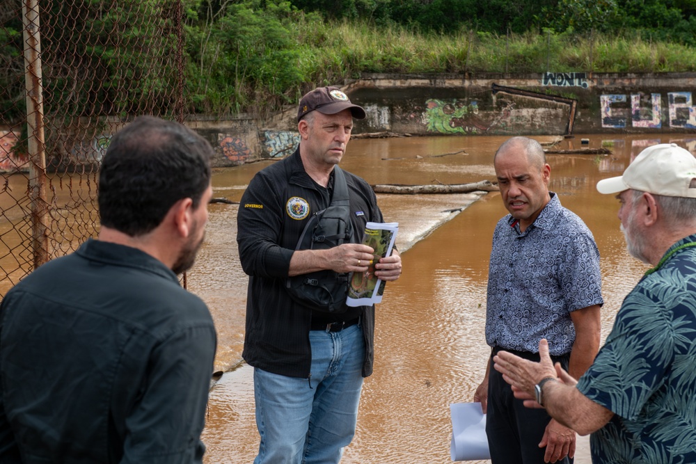 Governor, Adjutant General and state officials evaluate Waialua flood recovery