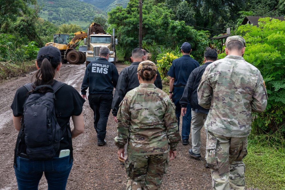 Governor, Adjutant General and state officials evaluate Waialua flood recovery