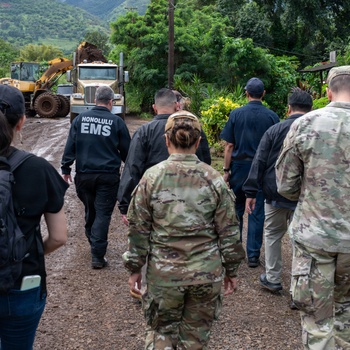 Governor, Adjutant General and state officials evaluate Waialua flood recovery