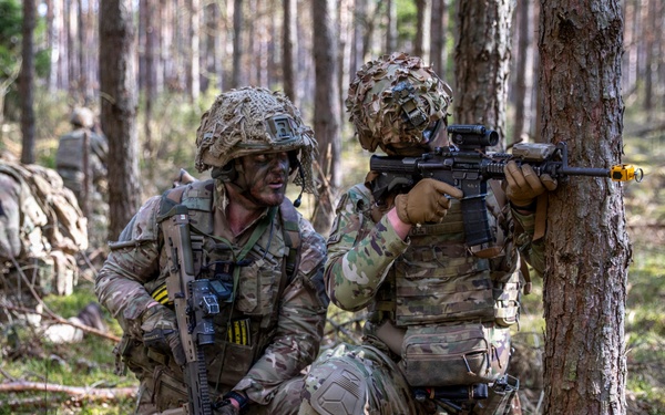 U.S. Army Soldiers train with the British Army 2nd Royal Anglians