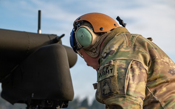 12th CAB soldiers arm Apaches for flight at Operation Skyfall