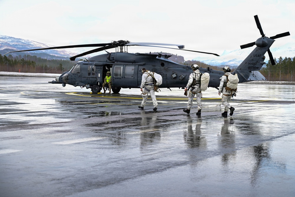 31st FW teams up with Swedish Rangers for CSAR training in the High North