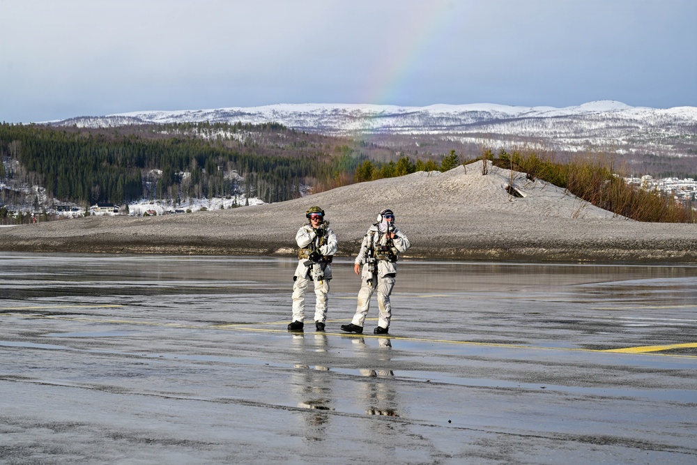 31st FW teams up with Swedish Rangers for CSAR training in the High North