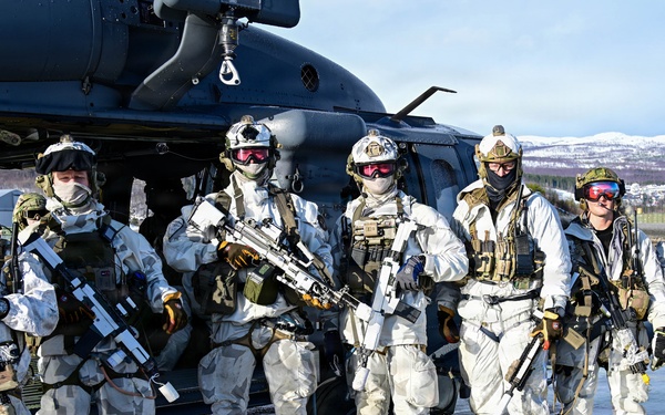 31st FW teams up with Swedish Rangers for CSAR training in the High North