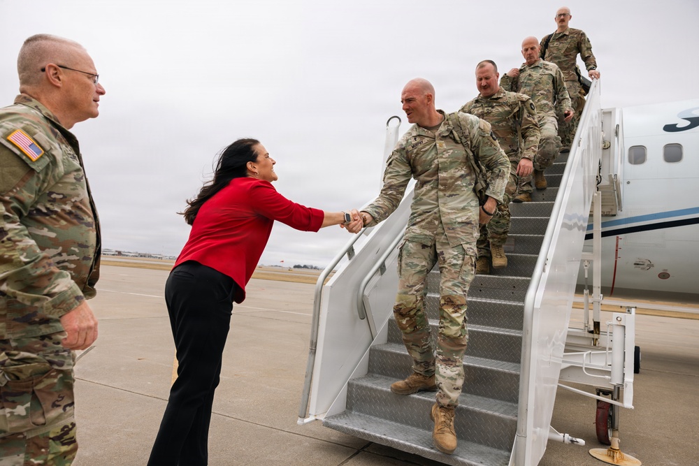 Iowa Lieutenant Governor Greets Iowa Soldiers