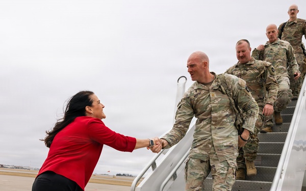 Iowa Lieutenant Governor Greets Iowa Soldiers