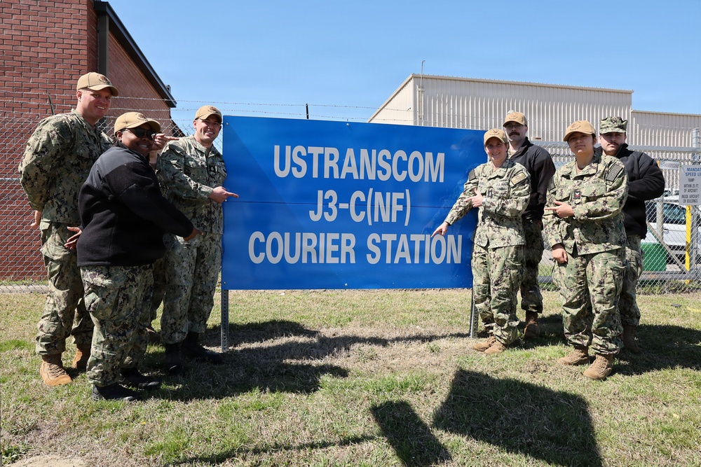 U.S. TRANSCOM Chief of Staff visits Defense Courier Station Norfolk, at Naval Station Norfolk.