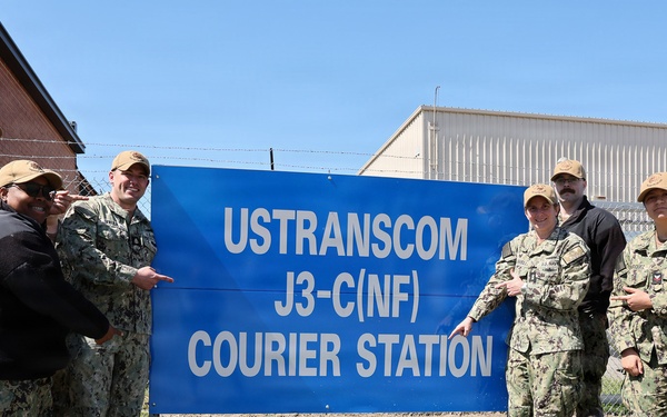 U.S. TRANSCOM Chief of Staff visits Defense Courier Station Norfolk, at Naval Station Norfolk.