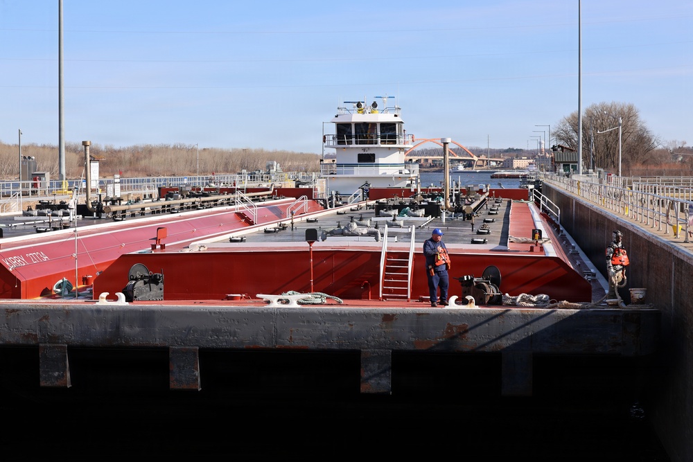 Spring arrives on the Upper Mississippi River as first tows reach St. Paul, MN